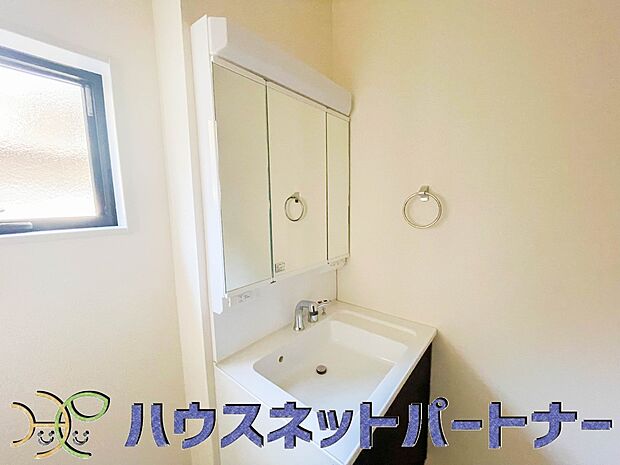 十分な大きさの洗面台は、身だしなみチェックや歯磨きなど、朝の慌ただしい時間でもホテルライクなスペースで余裕とゆとりを感じて頂けます。