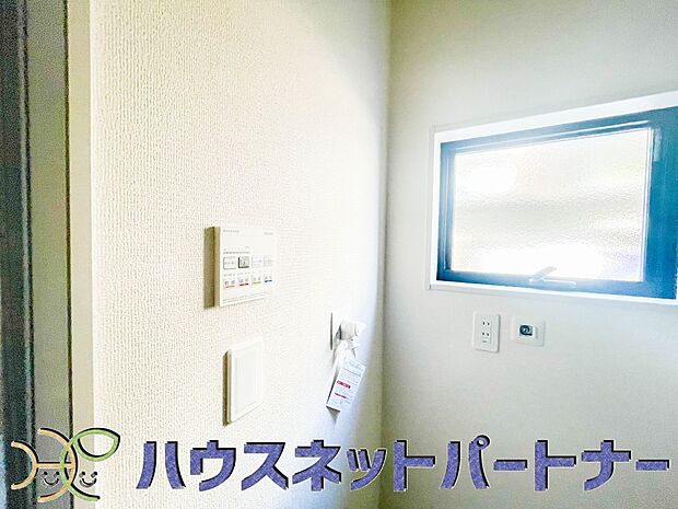 洗面室は窓の光が差し込み明るく清潔感があります。三面鏡は朝の支度が大助かり。