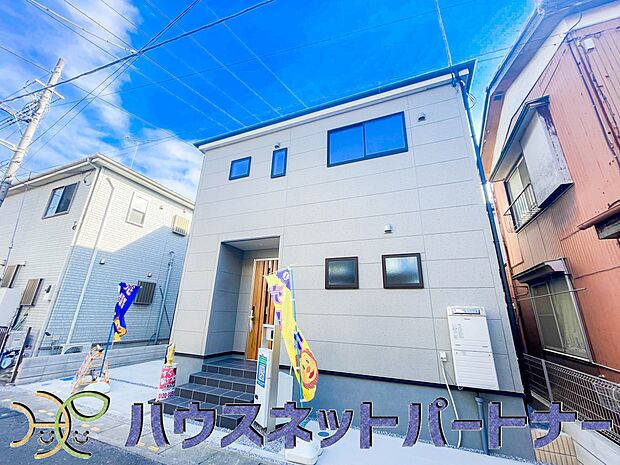 堂々たる趣ながら、主張し過ぎずどこか余裕を感じさせるシャープなフォルムで佇む邸宅は、晴天の空と照らし合わせる事で、本来あるべき完成形の姿を見せてくれます。