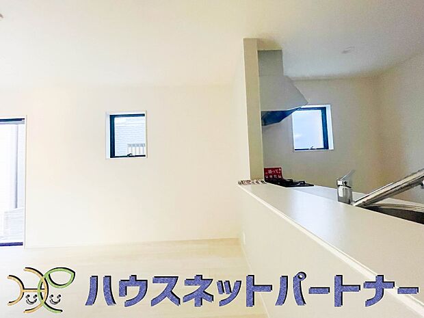 キッチン吊戸棚を無くす事によって、コミュニケーションを重視した設計に致しました。区画によって変わる一体感を、実際にご覧になって頂けましたらと思います。 