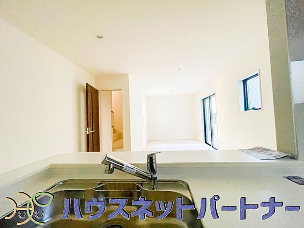 カウンターがあると配膳が楽なことがメリットの一つ。後片付けをするときも、ダイニングテーブルからあまり動かずに流し台へ運ぶことができるので便利です♪
