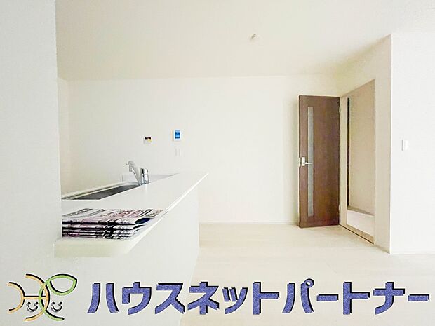 キッチンカウンターがあると配膳が楽なことがメリットの一つ。後片付けをするときも、ダイニングテーブルからあまり動かずに流し台へ運ぶことができるので便利です♪