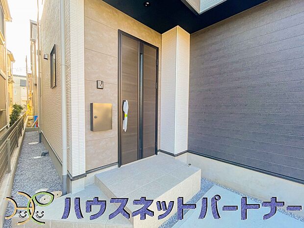お客様も迎える玄関は高級感のある造りです。