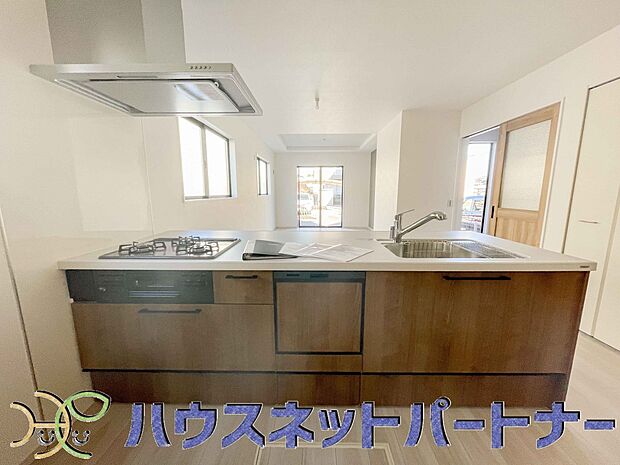 木目調のキッチンは落ち着いた雰囲気で収納もたくさん。嬉しい食洗器付です。汚れも目立ちません。