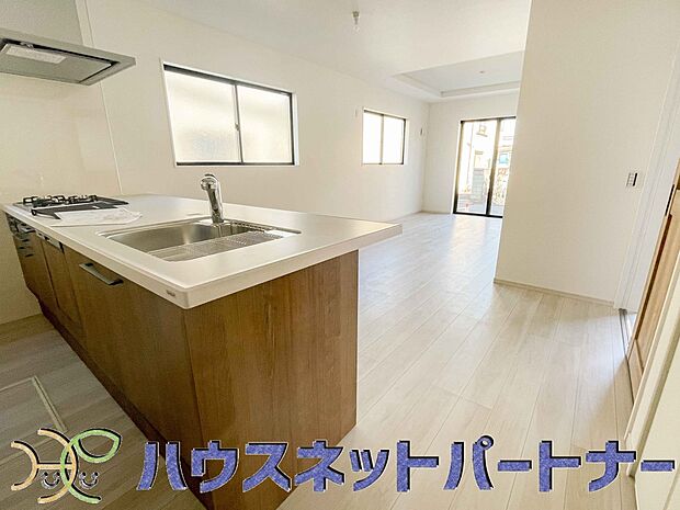 人工大理石トップを纏った最新設備搭載のシステムキッチン。収納数も多いので、常に纏まりある空間に。DKを見守りながらお料理も出来るので、お子様がいても安心です。