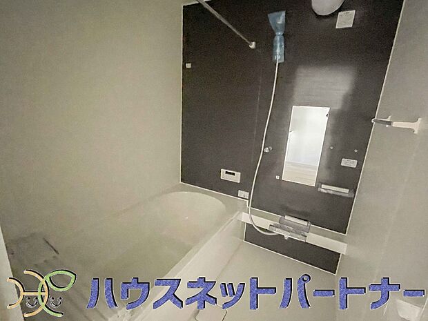 明るい作りの浴室は心も体もリフレッシュさせてくれます。窓もあるので湿気を外へ逃がすことも出来ます。