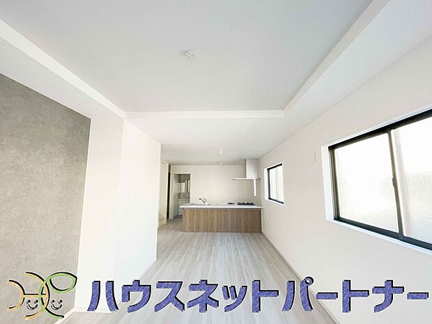 リビングは、食事スペースと寛げる場所設けてもまだ余裕の広さ。明るい光が照らしてくれます。