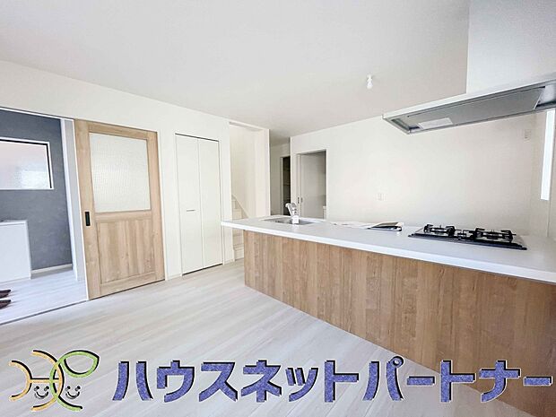 三口コンロで料理の幅を拡げてくれる使いやすいシステムキッチンを採用。洗い場も大きいので野菜や食器を洗ったりする際にも捗り、奥様の強い味方となってくれるはずです。