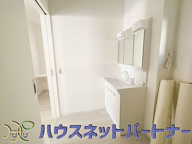 広い脱衣所、洗面台も大きなサイズを設置。建売では見ない広さと解放感。