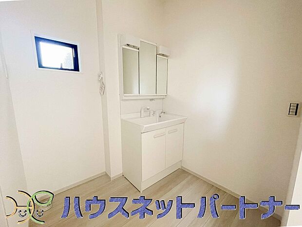 家の中でも特にプライベートスペースとなる洗面所は、洗濯場所と浴室を同じ空間でまとめております。小窓を設置しておりますので、熱気などが籠りやすい空間でちょっとした空気の入れ替えを。