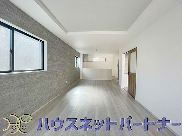 リビングは、食事スペースと寛げる場所設けてもまだ余裕の広さ。明るい光が照らしてくれます。