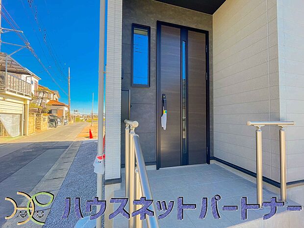 玄関の扉を開けるとそこは家族の待つお家。笑い声が聞こえてきそう。