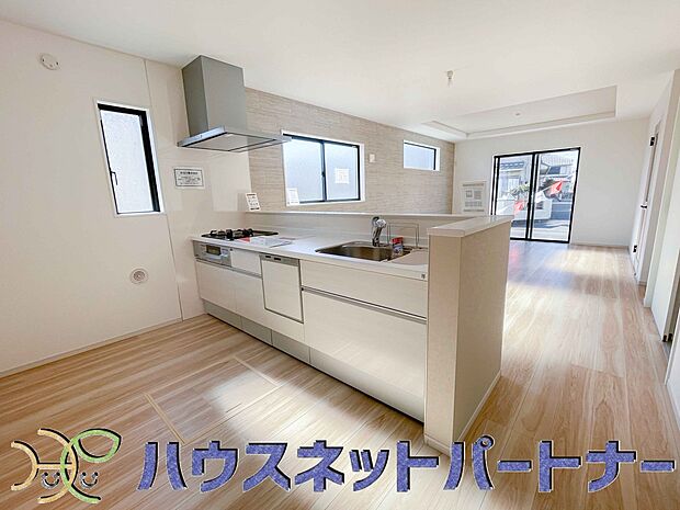 カウンターキッチンは広くて収納力もあるので、快適に料理をすることができます。食器や炊事用具を手の届くところに配置しやすいため調理もスピーディーです。