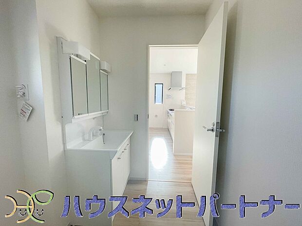 広い脱衣所、洗面台も大きなサイズを設置。建売では見ない広さと解放感。