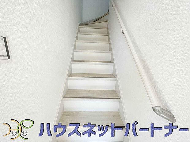 手すりがないと階段の昇り降りで危険なことはもちろん、壁に手をつきながら歩くことで壁紙が汚れやすくなります。すべての方に安心して昇り降りしていただくため、手すりを設置しました。