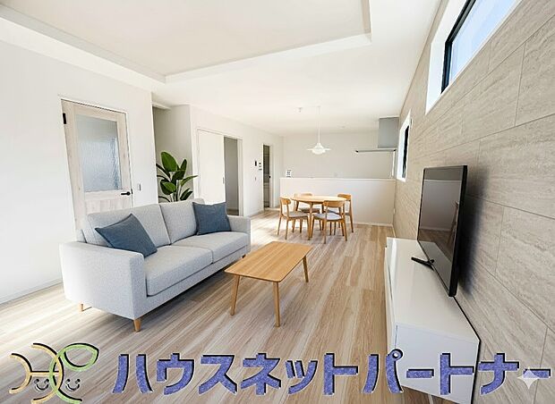 リビングは、食事スペースと寛げる場所設けてもまだ余裕の広さ。明るい光が照らしてくれます。