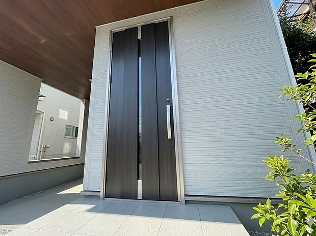 玄関の扉を開けるとそこは家族の待つお家。笑い声が聞こえてきそう。