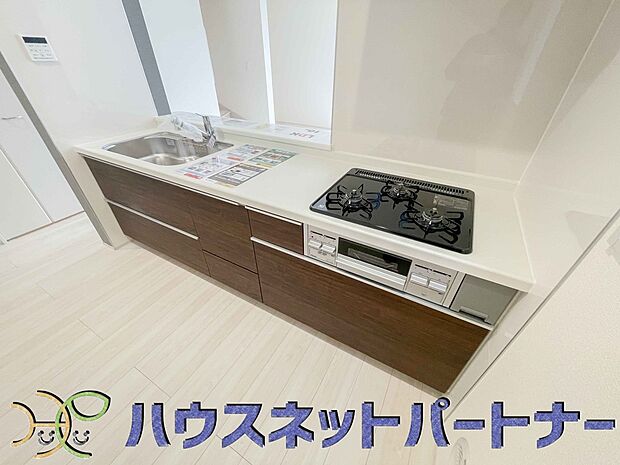 三口コンロで料理の幅を拡げてくれる使いやすいシステムキッチンを採用。洗い場も大きいので野菜や食器を洗ったりする際にも捗り、奥様の強い味方となってくれるはずです。