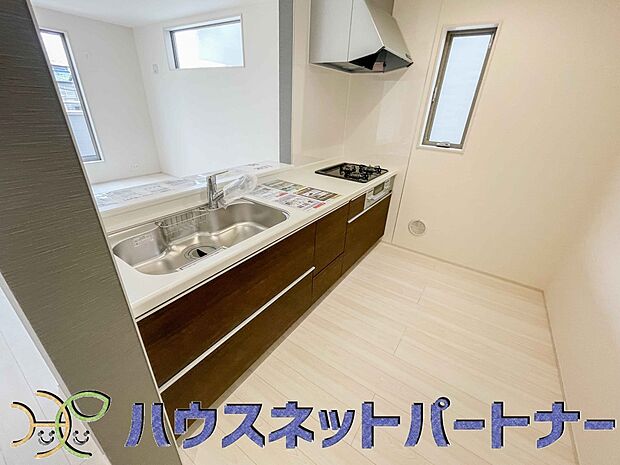 カウンターキッチンは広くて収納力もあるので、快適に料理をすることができます。食器や炊事用具を手の届くところに配置しやすいため調理もスピーディーです。