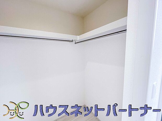 WICのメリットの1つ目は、1箇所にまとめて収納が出来ること。2つ目は、衣替えが必要ないこと。3つ目は、扉が少なくなり室内がスッキリ見えること。