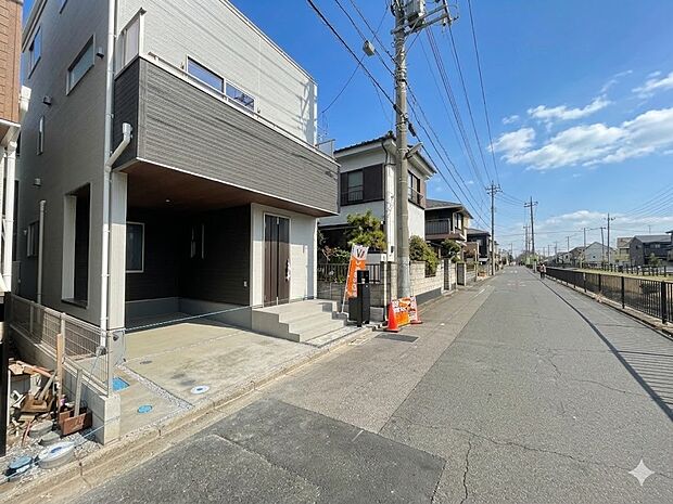 前面道路の日当たりの良い明るいお家。