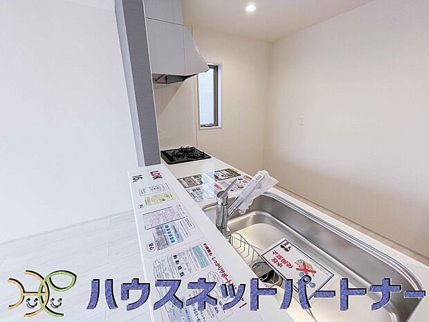 明るく開放的なオープンキッチン。家族とのコミュニケーションが取りやすく、みんなの笑顔が溢れます。