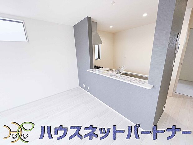 リビングは、食事スペースと寛げる場所設けてもまだ余裕の広さ。明るい光が照らしてくれます。