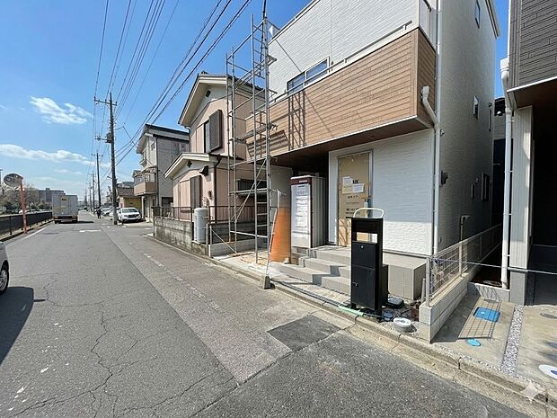 前面道路の日当たりの良い明るいお家。