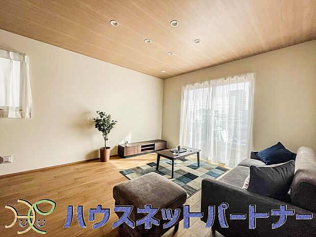 明るい日差し入るリビングは、お友達を招きパーティーが楽しめる広さですよ。
