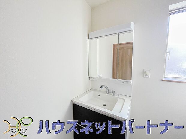 十分な大きさの洗面台は、身だしなみチェックや歯磨きなど、朝の慌ただしい時間でもホテルライクなスペースで余裕とゆとりを感じて頂けます。