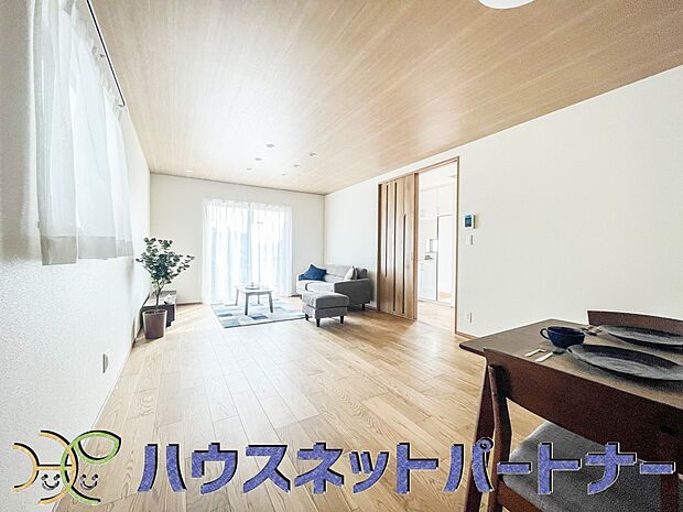 陽だまりのある光彩豊かなリビングは、何よりも快適で心休まる時間を過ごせます。