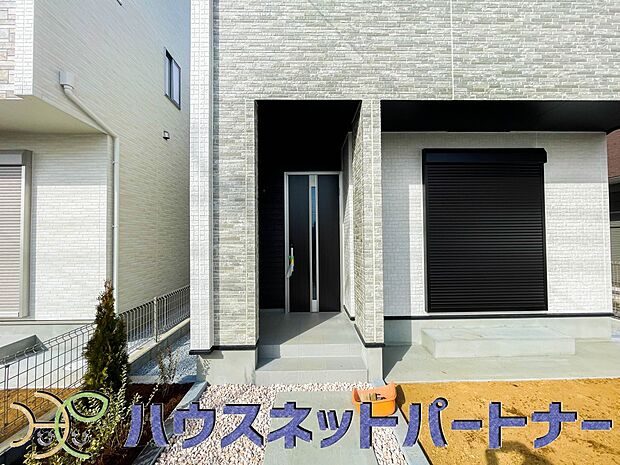 上質感漂う玄関へのアプローチ。居住者の帰り、訪れる方を優しく迎える・安らぎに満ちた生活空間を予感させる。健やかな暮らしを楽しめそう。