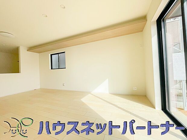 太陽の光が照らす明るいリビングは、開放感があり通風・採光に優れ、心地よい光と風が舞い込んできます。心休まるリビングは何よりも快適な時間を過ごせます。