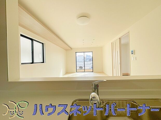 家族の様子を見ながらキッチンでお料理。一日の出来事を会話しながらの家事は嬉しいコミュニケーション。