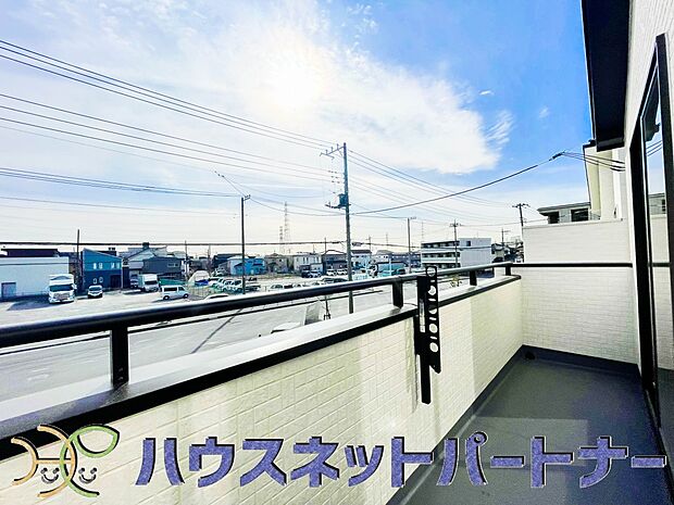 青い空が近くに感じるバルコニーは、爽やかな風をお部屋へ運んでくれます。