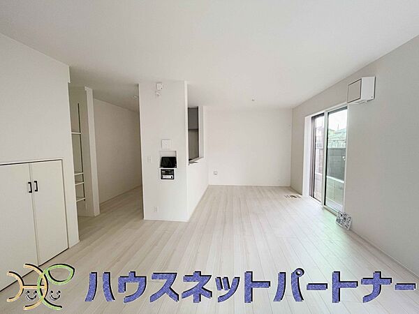 太陽の光が照らす明るいリビングは、開放感があり通風・採光に優れ、心地よい光と風が舞い込んできます。心休まるリビングは何よりも快適な時間を過ごせます。