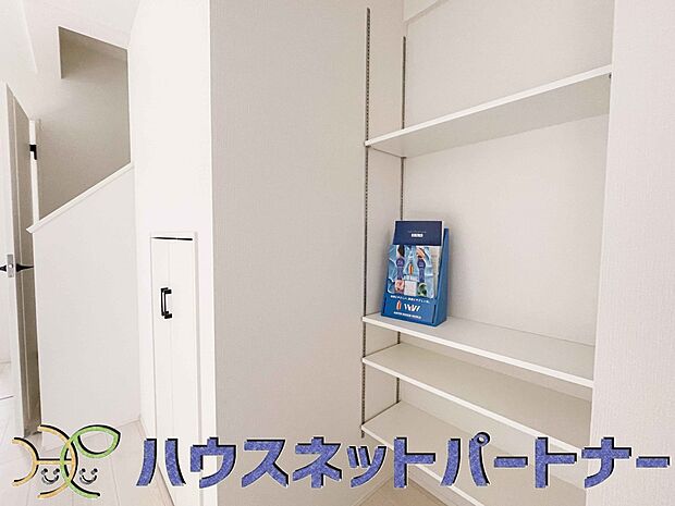 常温保存できるパン、お米、調味料、缶詰など、日常的に使うものや未開封の食品の収納にぴったり。棚にものを並べて収納すれば、何が足りないのかひと目で確認できます。