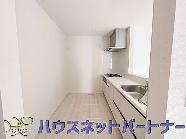 カウンターキッチンは広くて収納力もあるので、快適に料理をすることができます。食器や炊事用具を手の届くところに配置しやすいため調理もスピーディーです。