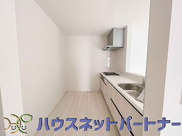 カウンターキッチンは広くて収納力もあるので、快適に料理をすることができます。食器や炊事用具を手の届くところに配置しやすいため調理もスピーディーです。