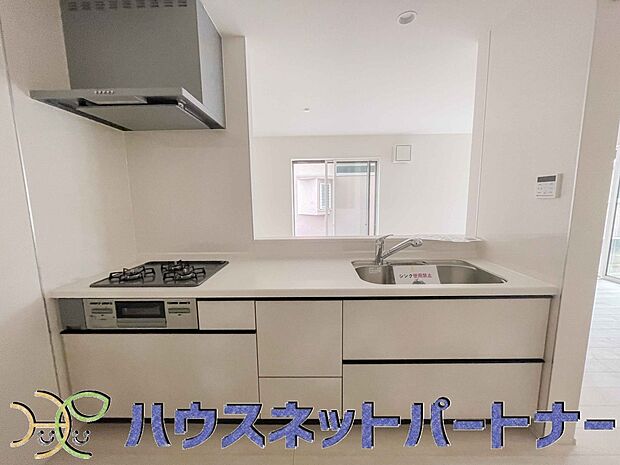 三口コンロで料理の幅を拡げてくれる使いやすいシステムキッチンを採用。洗い場も大きいので野菜や食器を洗ったりする際にも捗り、奥様の強い味方となってくれるはずです。