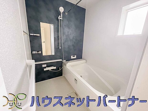 心地よいバスタイムを演出する浴室はゆとりあるサイズを採用。保温機能付き、汚れをはじく有機ガラス系の新素材を採用した浴室。美しく機能的な設備を採用。