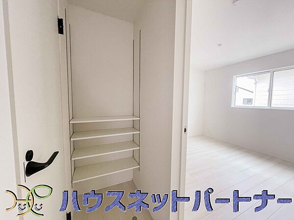 物の高さや大きさにより自由に高さを調整できる可動棚。入れたいものに合わせてアレンジできるので収納場所が自然と定まり、整理整頓も楽々行えます。