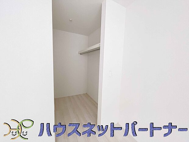 WICのメリットの1つ目は、1箇所にまとめて収納が出来ること。2つ目は、衣替えが必要ないこと。3つ目は、扉が少なくなり室内がスッキリ見えること。