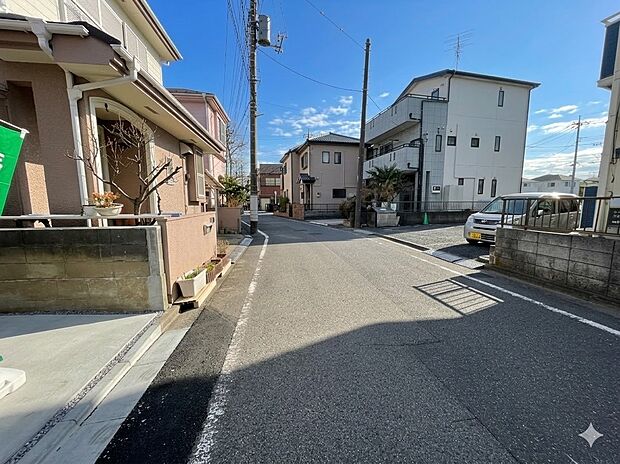 前面道路の日当たりの良い明るいお家。