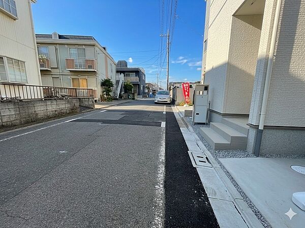 前面道路でお車を駐車するのも楽々。