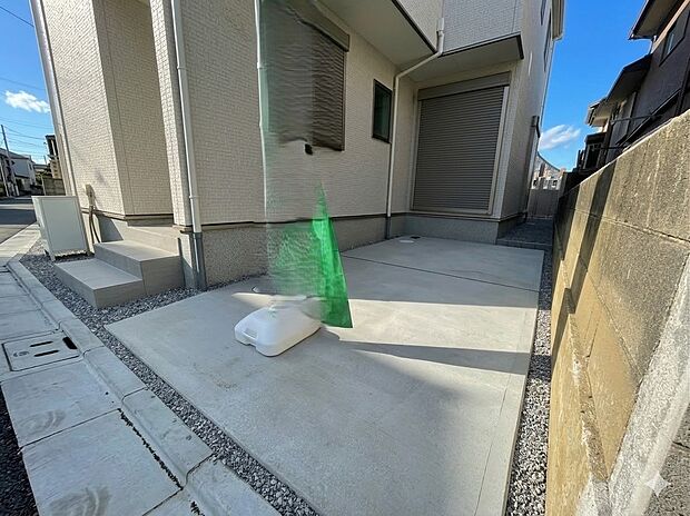 戸建ての購入を検討することになったきっかけに「駐車場を持てること」を挙げる方が多くいらっしゃいます。駐車場代金を支払続ける必要がないことは、駐車場付き戸建を持つ最大のメリットです。