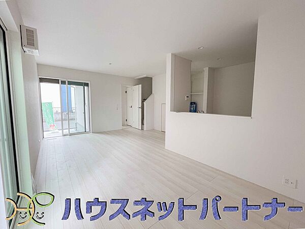 リビングは、食事スペースと寛げる場所設けてもまだ余裕の広さ。明るい光が照らしてくれます。