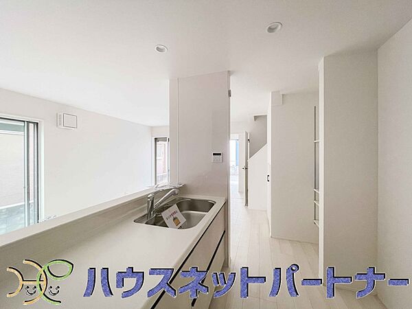 人工大理石のワークトップやシンクは、水を流しただけできれいになったように見えます。白いキッチンは明るく清潔感があり、とっても素敵です。