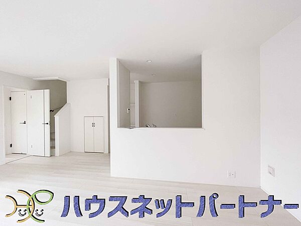 キッチンカウンターがあると配膳が楽なことがメリットの一つ。後片付けをするときも、ダイニングテーブルからあまり動かずに流し台へ運ぶことができるので便利です♪