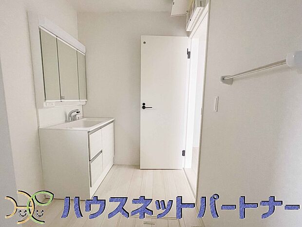 毎日使う洗濯機。しっかりと奥行きのある置き場が確保されています。